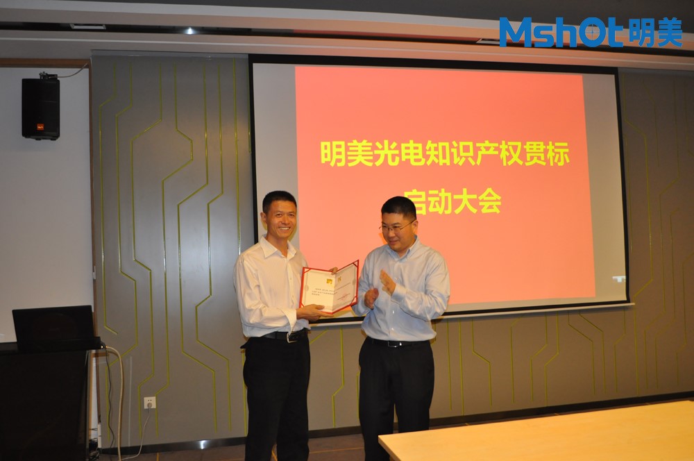 張春旺總經(jīng)理為朱仁祥經(jīng)理頒發(fā)聘書 張春旺總經(jīng)理為朱仁祥經(jīng)理頒發(fā)聘書